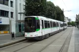 Nantes sporvognslinje 2 med lavgulvsledvogn 327 ved 50 Otages (2010)