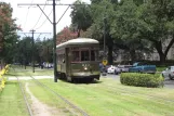 New Orleans linje 12 St. Charles Streetcar med motorvogn 910 ved S Carrollton / Spruce (2010)