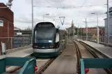 Nottingham sporvognslinje Grøn med lavgulvsledvogn 202 "DH Lawrence" ved Nottingham Station (2011)