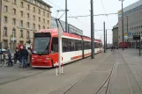 Nürnberg sporvognslinje 5 med lavgulvsledvogn 1121 ved Bahnhofplatz (2013)