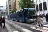 Oslo sporvognslinje 17 med lavgulvsledvogn 156 på Pilestredet, Oslo Tingrett (2011)