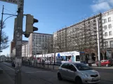 Rostock ekstralinje 2 med lavgulvsledvogn 651 ved Lange Straße (2015)