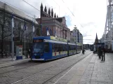 Rostock ekstralinje 2 med lavgulvsledvogn 667 ved Neuer Markt (2015)