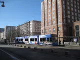 Rostock sporvognslinje 1 med lavgulvsledvogn 607 ved Lange Straße (2015)