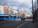 Rostock sporvognslinje 5 med lavgulvsledvogn 665 på Lange Straße (2015)