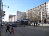 Rostock sporvognslinje 5 med lavgulvsledvogn 665 ved Lange Straße (2015)