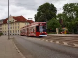 Rostock sporvognslinje 5 med lavgulvsledvogn 676 på Leibnizplatz (2010)