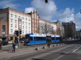 Rostock sporvognslinje 5 med lavgulvsledvogn 686 ved Lange Straße (2015)