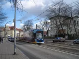 Rostock sporvognslinje 5 med lavgulvsledvogn 687 på Rosa-Luxemburg-Str. (2015)