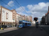 Rostock sporvognslinje 6 med lavgulvsledvogn 661 ved Lange Straße (2015)