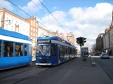 Rostock sporvognslinje 6 med lavgulvsledvogn 664 på Lange Straße (2015)