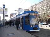 Rostock sporvognslinje 6 med lavgulvsledvogn 664 ved Lange Straße (2015)