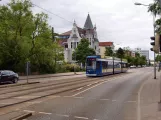 Rostock sporvognslinje 6 med lavgulvsledvogn 667 på Rosa-Luxemburg-Str. (2010)