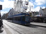 Rostock sporvognslinje 6 med lavgulvsledvogn 681 ved Neuer Markt (2015)