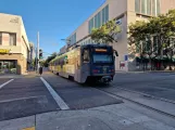 Sacramento sporvognslinje Blå med ledvogn 230 nær 8th Street & K Station (NB) (2023)