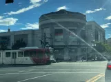 Salt Lake City regionallinje 701 Blue Line med ledvogn 1017 foran Planetarium (2022)