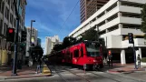 San Diego sporvognslinje Blå med ledvogn 5045 ved 5th Avenue (2022)