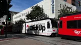 San Diego sporvognslinje Orange med ledvogn 4011 nær 5th Avenue (2022)
