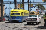 San Francisco F-Market & Wharves med motorvogn 1010 i krydset The Embarcadero/Don Chee Way (2010)