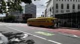 San Francisco F-Market & Wharves med motorvogn 1052 i krydset Market Street & Larkin Street (2022)