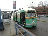 San Francisco F-Market & Wharves med motorvogn 1058 ved The Embarcadero & Bay Street (2023)