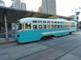 San Francisco F-Market & Wharves med motorvogn 1076 ved The Embarcadero & Ferry Building (2023)