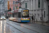 Schwerin sporvognslinje 1 med lavgulvsledvogn 809 nær Marienplatz (2012)