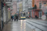 Schwerin sporvognslinje 1 med lavgulvsledvogn 825 nær Stadthaus (2012)