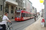 Schwerin sporvognslinje 2 med lavgulvsledvogn 804 nær Marienplatz (2010)