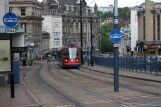 Sheffield Blå Linje med lavgulvsledvogn 116 på Commercial Road (2011)