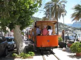 Sóller sporvognslinje med åben bivogn 10 på Carrer de la Marina, set bagfra (2013)