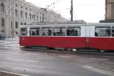 Wien ledvogn 4094 tæt på Ring, Volkstheater U (2013)