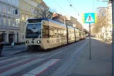 Wien regionallinje 515 - Badner Bahn med lavgulvsledvogn 404 ved Mayerhofgasse (2014)