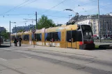 Wien sporvognslinje 1 med lavgulvsledvogn 630 ved Karlsplatz (2012)