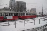 Wien sporvognslinje 2 med bivogn 1222 nær Schwedenplatz (2013)