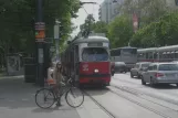 Wien sporvognslinje 2 med ledvogn 4853 ved Weihburggasse (2008)