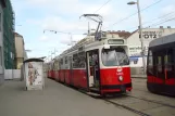 Wien sporvognslinje 71 med ledvogn 4084 ved Fickeysstraße (2010)