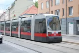 Wien sporvognslinje D med lavgulvsledvogn 650 tæt på Sickenberggasse (2014)