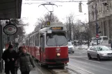 Wien sporvognslinje D med ledvogn 4012 ved Burgring (2013)