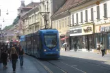 Zagreb sporvognslinje 17 med lavgulvsledvogn 2229 tæt på Trg bana Josipa Jelačića (2008)