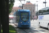 Zagreb sporvognslinje 6 med lavgulvsledvogn 2239 tæt på Glavni Kolodvor (2008)