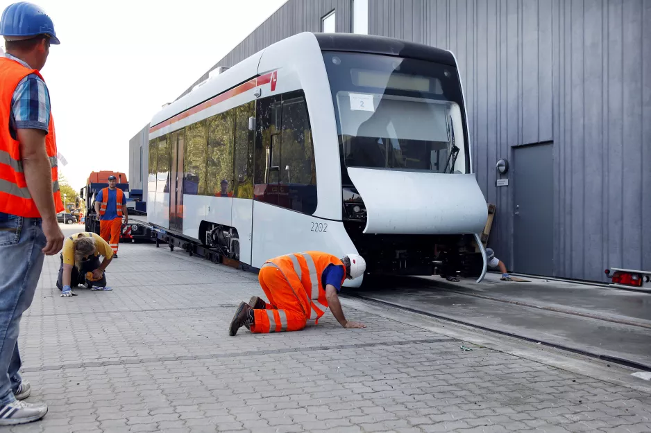 Aarhus lavgulvsledvogn 2102-2202 ved Trafik- og Servicecenter (2016)