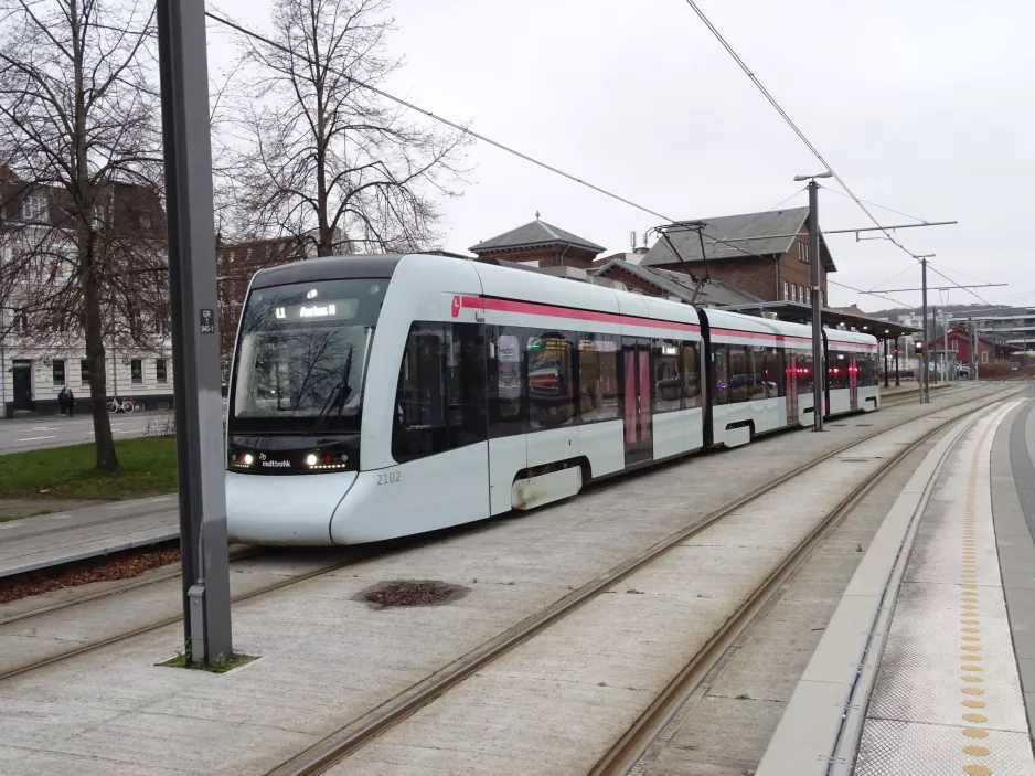 Aarhus letbanelinje L1 med lavgulvsledvogn 2102-2202 ved Østbanetorvet (2019)