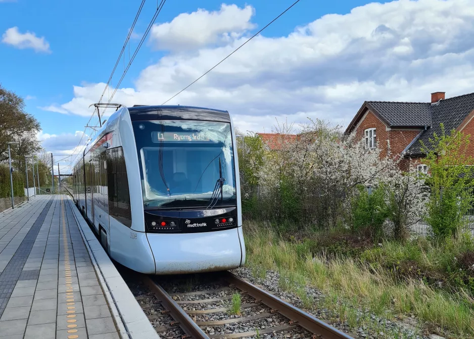 Aarhus letbanelinje L1 med lavgulvsledvogn 2108-2208 ved Hjortshøj (2021)