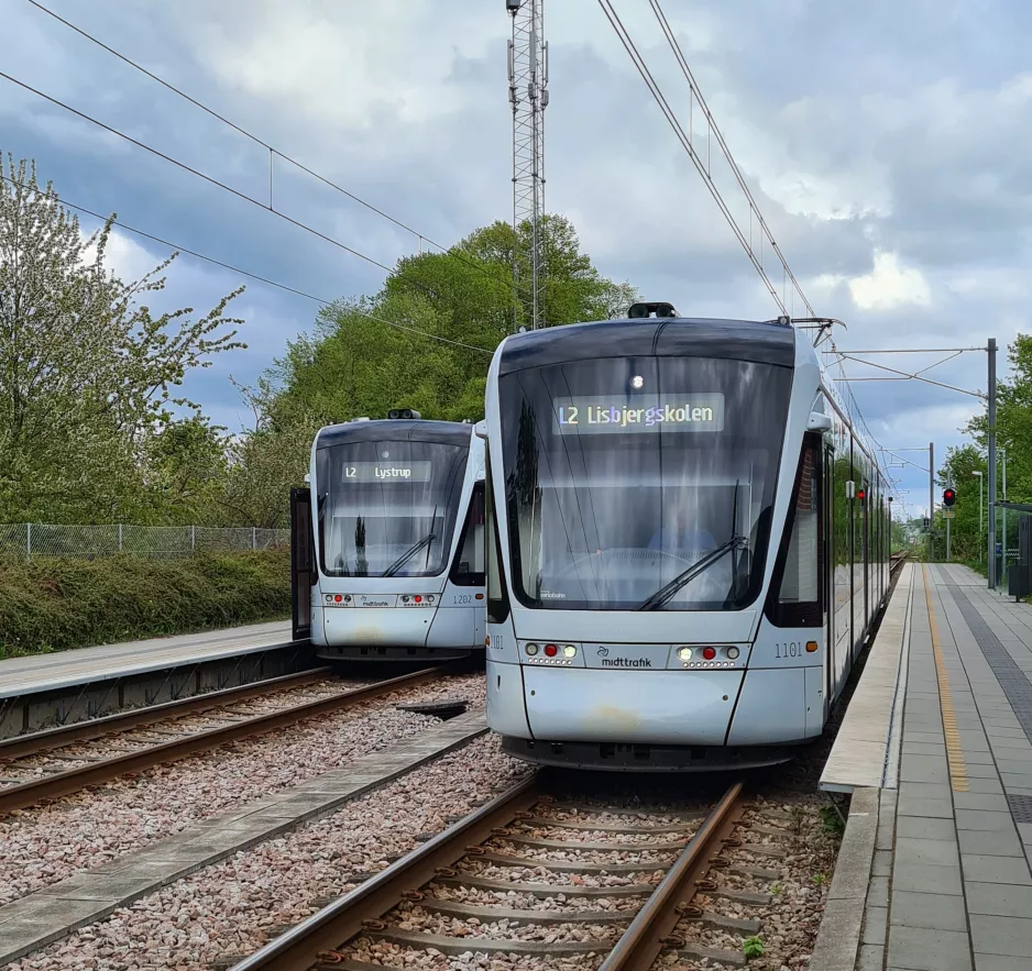 Aarhus letbanelinje L2 med lavgulvsledvogn 1102-1202 ved Mårslet (2021)