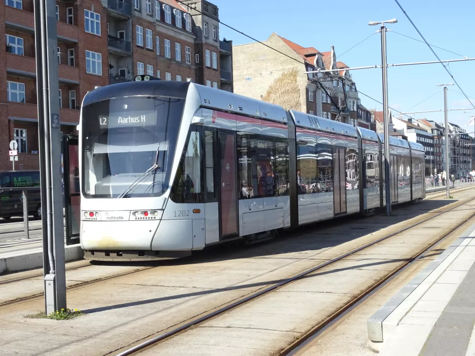 Aarhus letbanelinje L2 med lavgulvsledvogn 1102-1202 ved Skolebakken (2022)