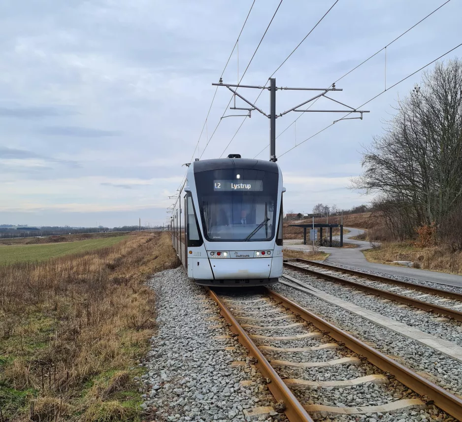 Aarhus letbanelinje L2 med lavgulvsledvogn 1103-1203 nær Lisbjerg-Terp (2021)