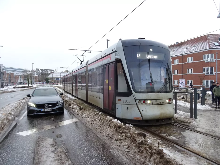 Aarhus letbanelinje L2 med lavgulvsledvogn 1103-1203 ved Nørreport (2024)