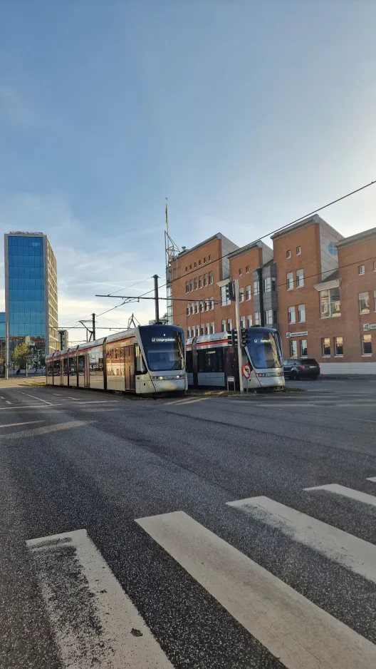 Aarhus letbanelinje L2 med lavgulvsledvogn 1106-1206 på Nørreport (2024)