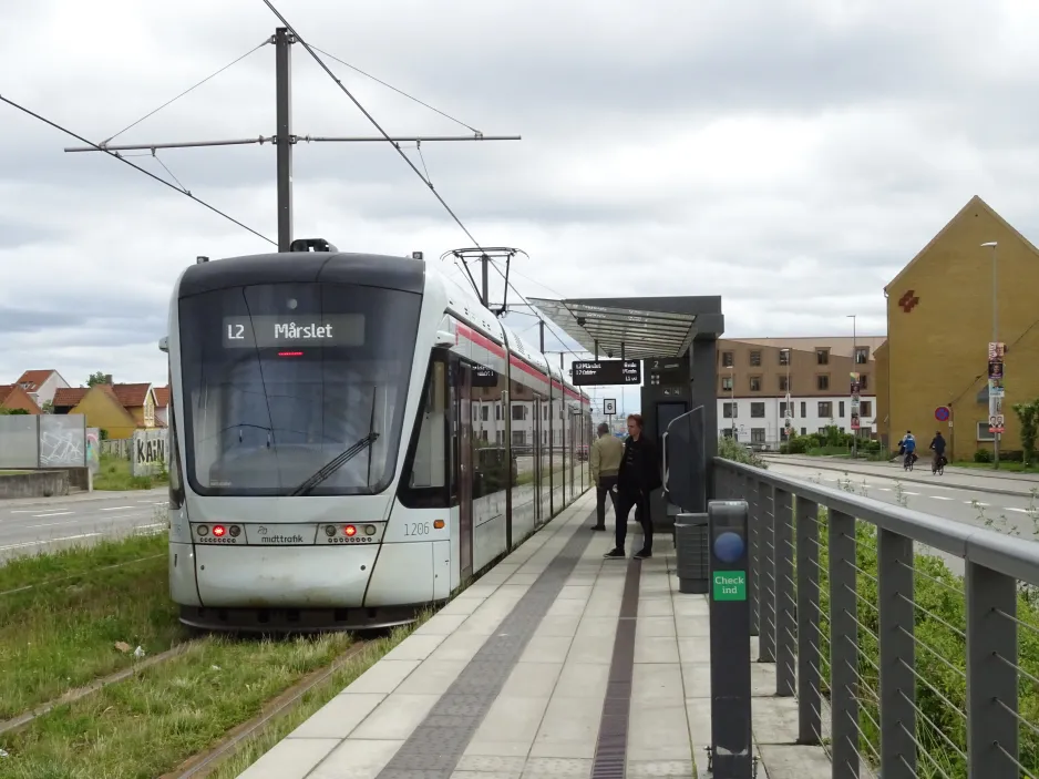 Aarhus letbanelinje L2 med lavgulvsledvogn 1106-1206 ved Stockholmsgade (2024)